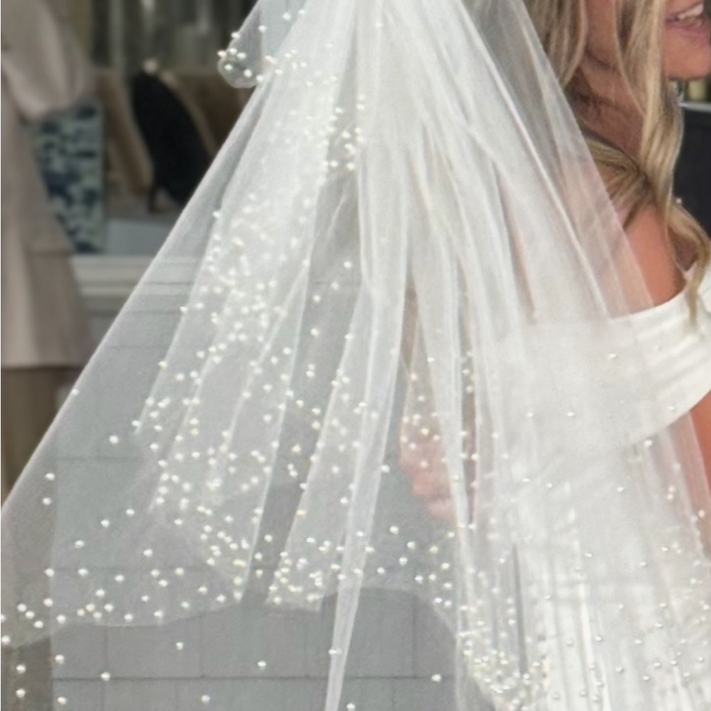 Elegant White Veil with Pearl Accents